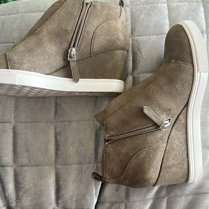 Paolo 7.5 shimmery khaki guilt in wedge shoe